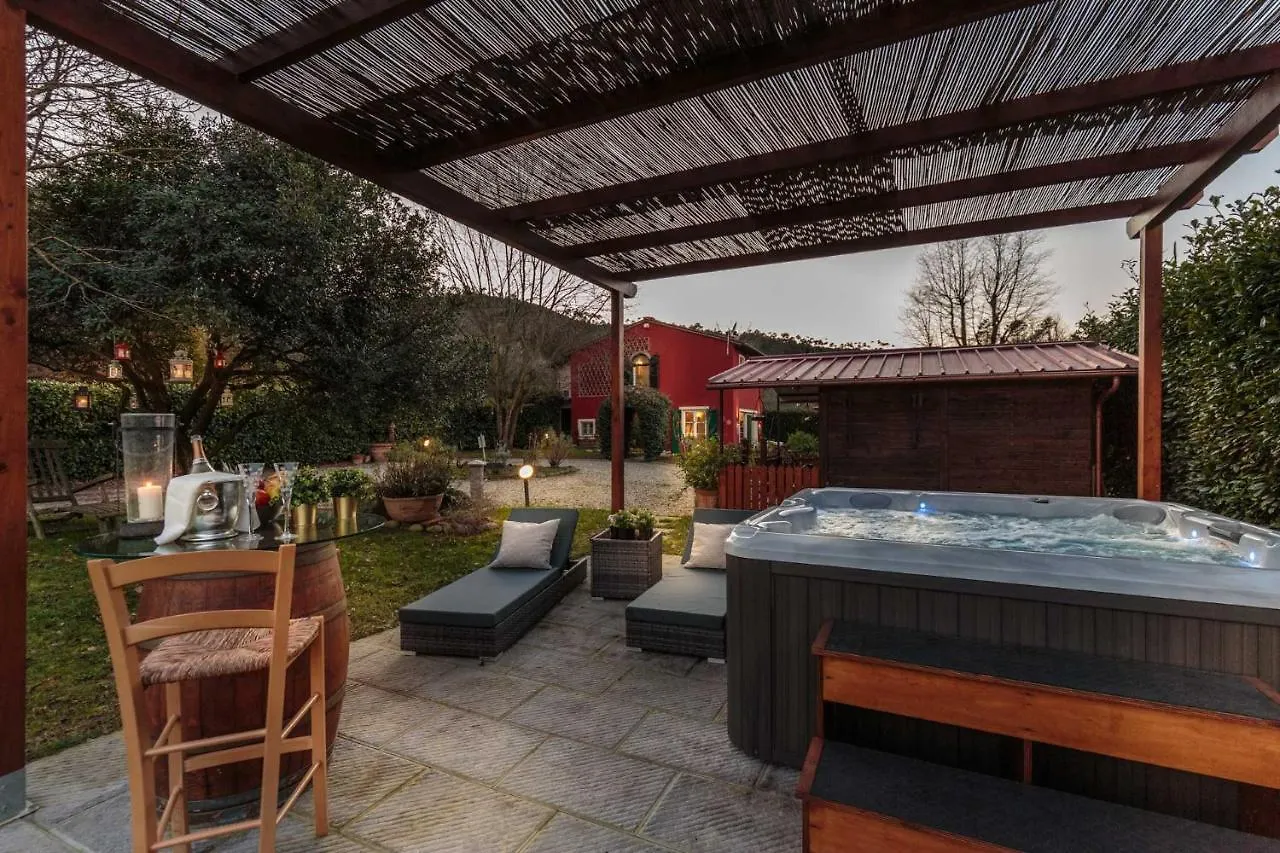 Villa Catia Farmhouse, Three Luxury Bedrooms, A Jacuzzi Pool And A Dream-Like Getaway Experience Capannori