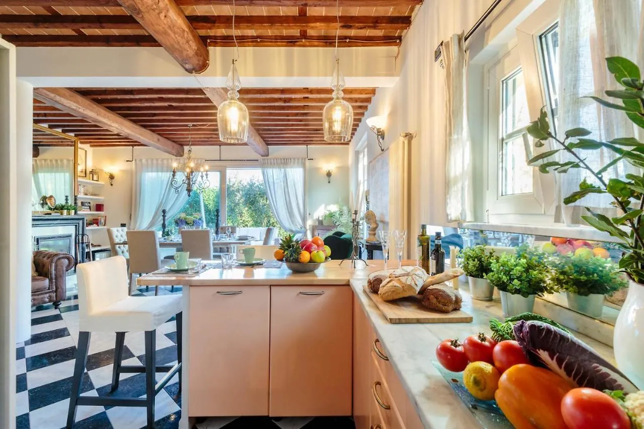 Villa Catia Farmhouse, Three Luxury Bedrooms, A Jacuzzi Pool And A Dream-Like Getaway Experience Capannori Italy