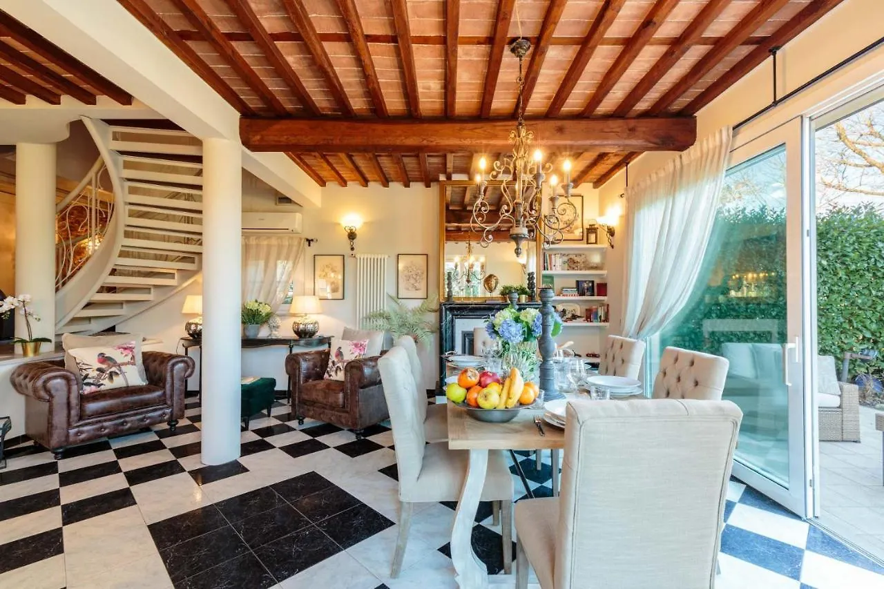 Villa Catia Farmhouse, Three Luxury Bedrooms, A Jacuzzi Pool And A Dream-Like Getaway Experience Capannori 0*,