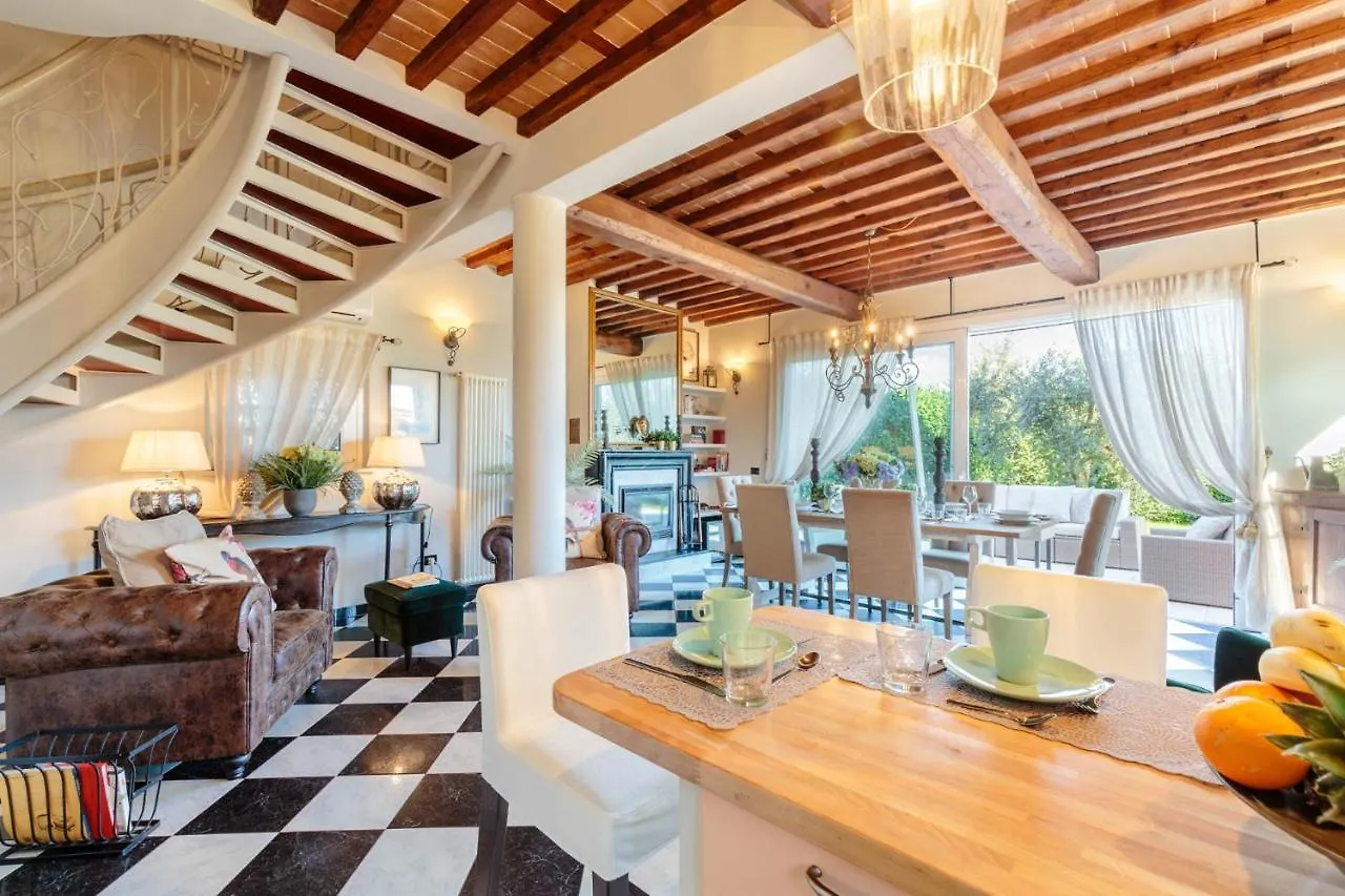 Villa Catia Farmhouse, Three Luxury Bedrooms, A Jacuzzi Pool And A Dream-Like Getaway Experience Capannori
