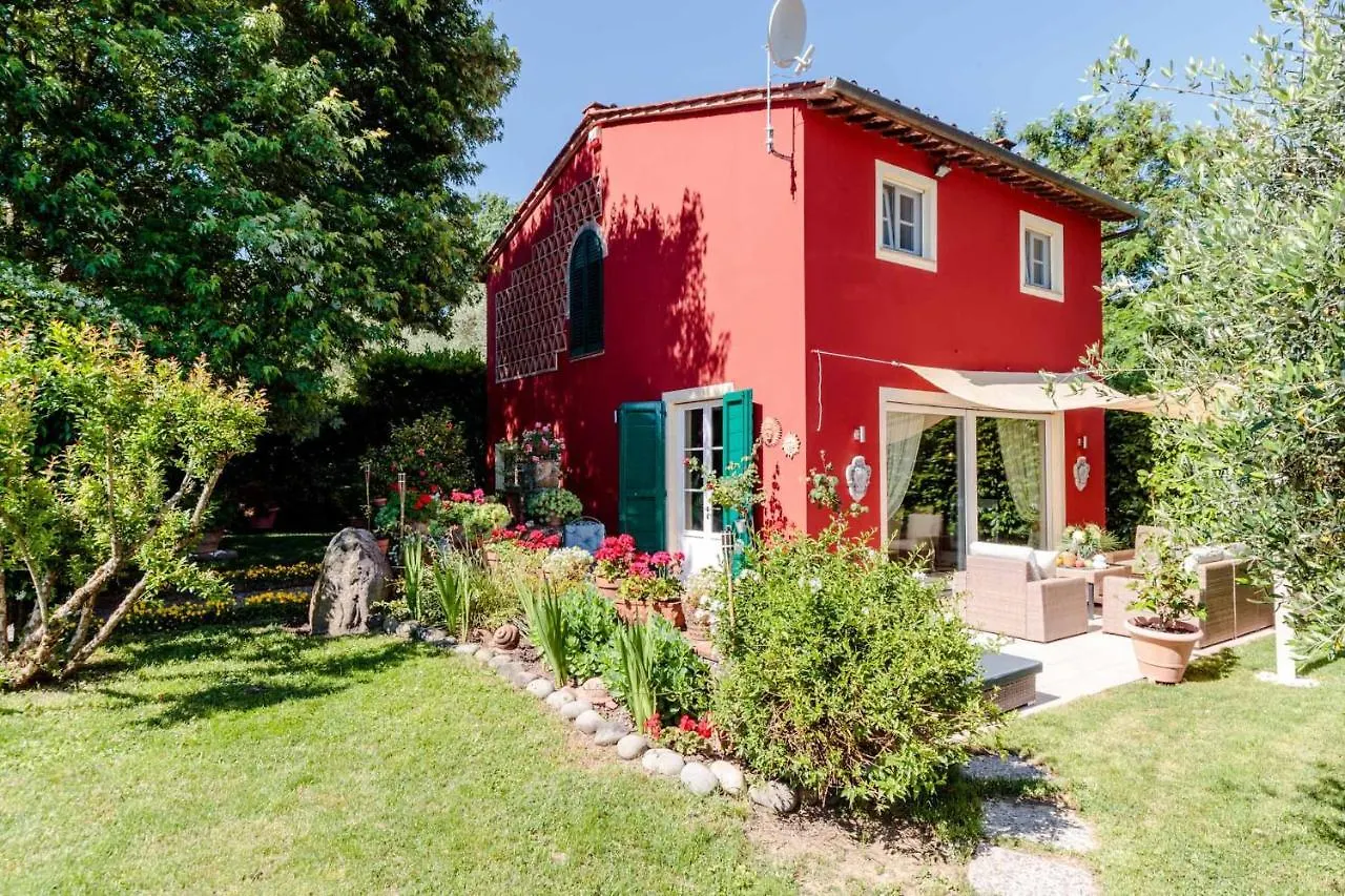 Villa Catia Farmhouse, Three Luxury Bedrooms, A Jacuzzi Pool And A Dream-Like Getaway Experience Capannori