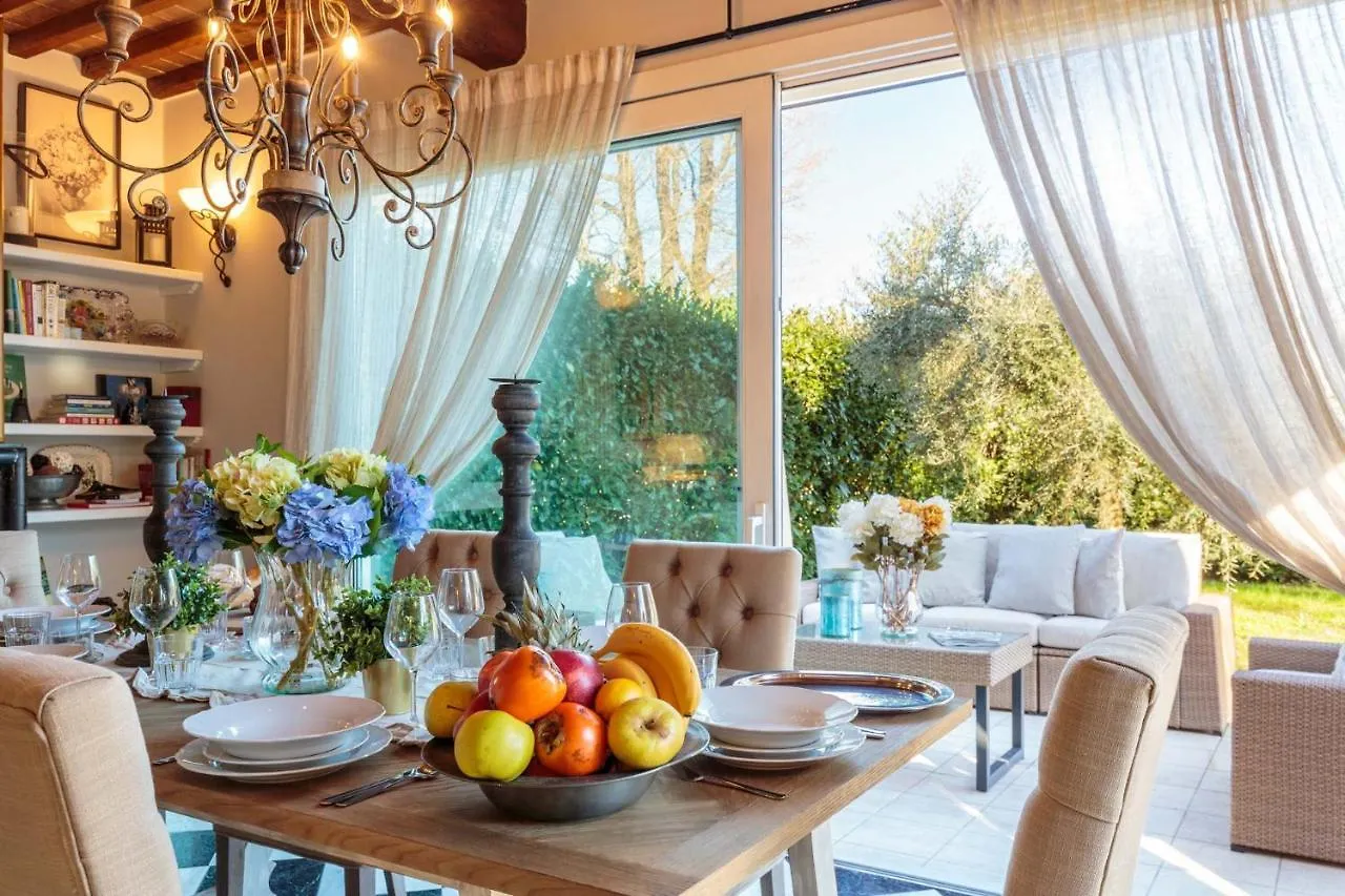 Villa Catia Farmhouse, Three Luxury Bedrooms, A Jacuzzi Pool And A Dream-Like Getaway Experience Capannori 0*,  Italy