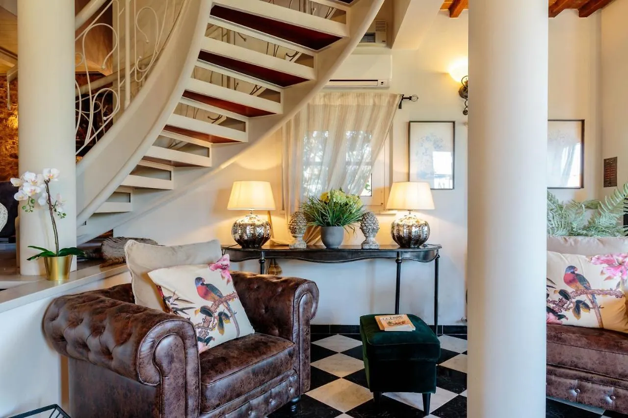 Villa Catia Farmhouse, Three Luxury Bedrooms, A Jacuzzi Pool And A Dream-Like Getaway Experience Capannori 0*,